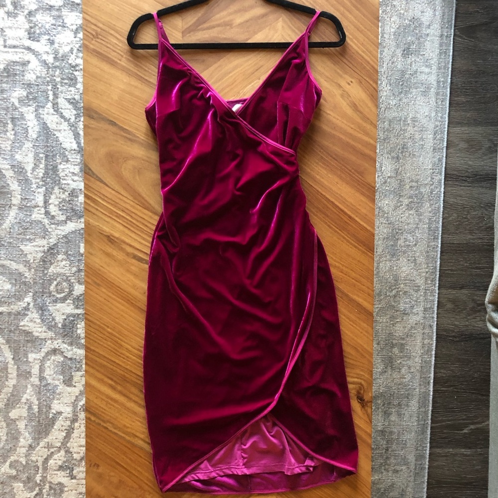 ADELYN Rae velvet wrap dress size small